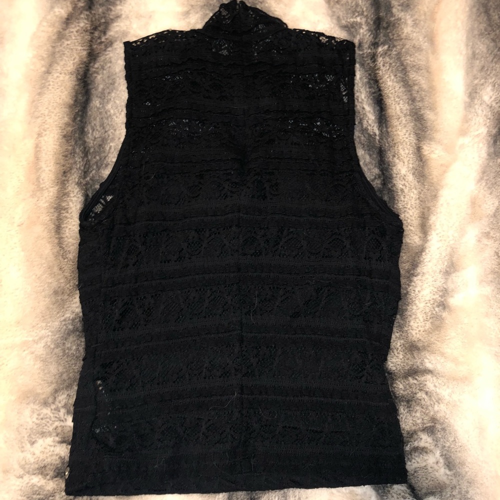 ❣️Black lace crop top from Guess!!❣️
